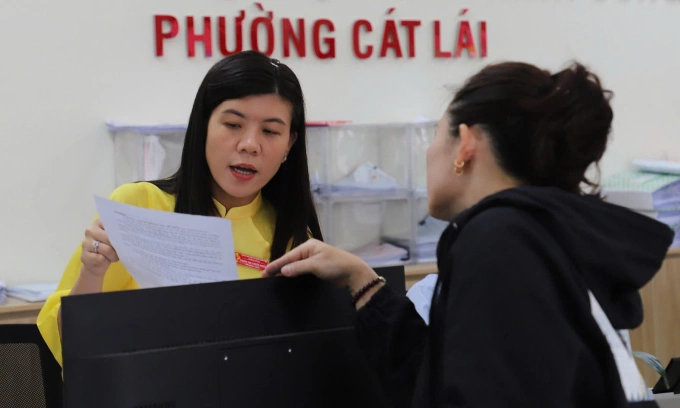 Cán bộ Trung tâm phục vụ hành chính công phường Cát Lái giải quyết hồ sơ cho người dân, ngày 17/9. Ảnh: Lê Tuyết