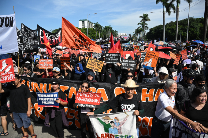 Người dân Philippines biểu tình phản đối bê bối tham nhũng dự án chống lũ ở Manila ngày 21/9. Ảnh: AFP