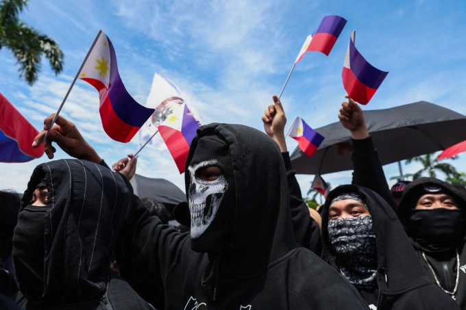 Người biểu tình phản đối bê bối tham nhũng dự án chống lũ lụt ở Manila, Philippines ngày 21/9. Ảnh: AFP
