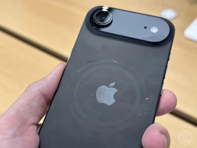 iPhone Air màu Space Black với nhiều vết trầy ở mặt lưng. Ảnh: Macrumors.