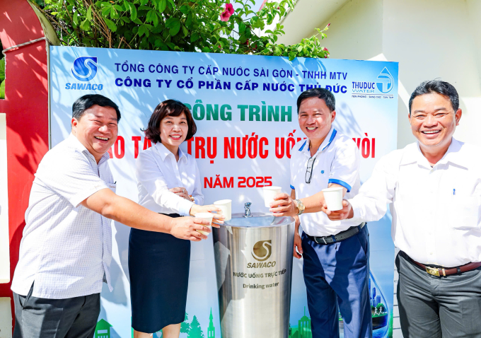 Các đại biểu, khách mời trải nghiệm nguồn nước được cung cấp từ trụ nước uống tại vòi mà Sawaco vừa khánh thành sáng 20/9 tại khu vực sinh hoạt cộng đồng của Nhà Văn hóa Thể thao Phường Hiệp Bình.