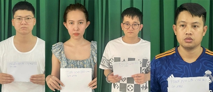 Bùi Trung Đức (thứ hai từ phải) và các đồng phạm khi bị bắt. Ảnh: Công an cung cấp