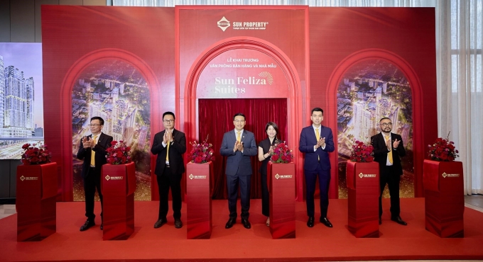 Đại diện Sun Group cắt băng khai trương văn phòng bán hàng Sun Gallery Tay Ho và nhà mẫu Sun Feliza Suites. Ảnh: Ánh Dương