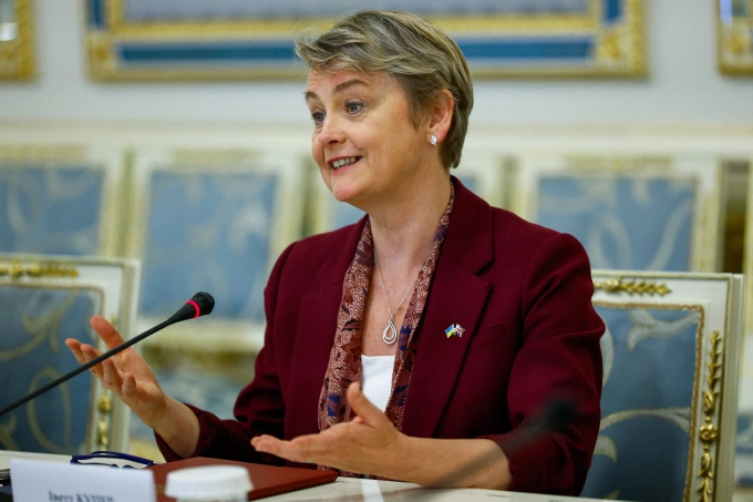 Ngoại trưởng Anh Yvette Cooper tại Kiev ngày 12/9. Ảnh: Reuters