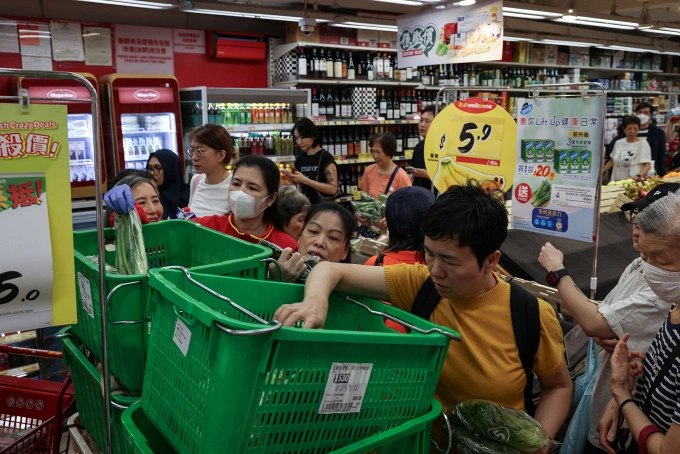 Người dân Hong Kong mua hàng trong siêu thị trước siêu bão Ragasa ngày 22/9. Ảnh: Reuters