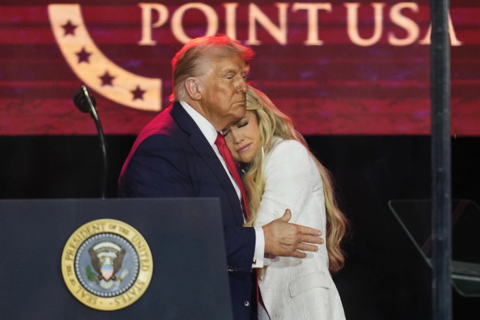 Tổng thống Donald Trump ôm Erika Kirk, vợ của nhà hoạt động Charlie Kirk, trên sân khấu lễ tưởng niệm ở sân vận động State Farm, bang Arizona ngày 21/9. Ảnh: AP