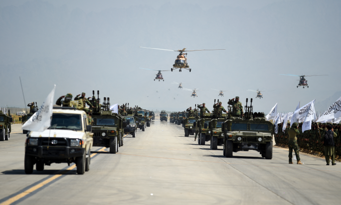 Lực lượng Taliban diễu binh tại căn cứ Bagram tháng 8/2024. Ảnh: AFP