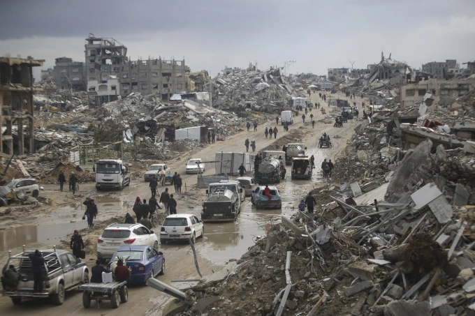 Người dân Palestine sơ tán khỏi khu vực Jabaliya thuộc Gaza City vào ngày 2/7. Ảnh: AP