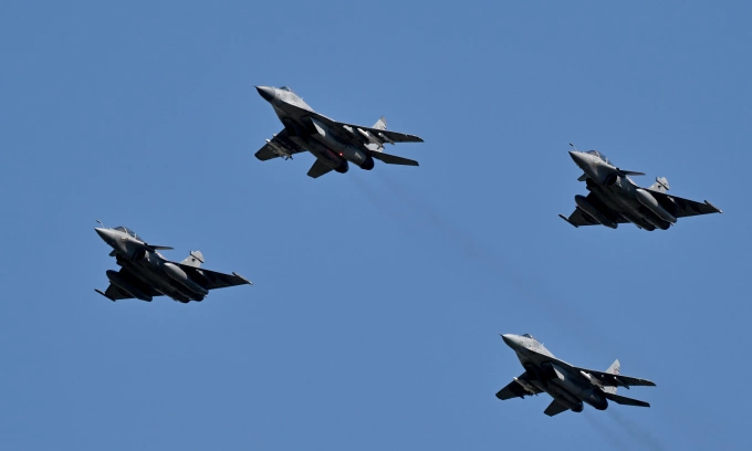 Tiêm kích MiG-29 và chiến đấu cơ Rafale (hai bên) bay trình diễn tại cuộc duyệt binh ở Belgrade, Serbia hôm 20/9. Ảnh: AFP