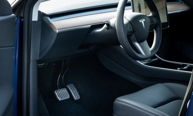 Khi thi lái xe, cô gái không dùng phanh mà chỉ dùng bàn đạp ga (bên phải) của chiếc Model Y để dừng xe nhờ tính năng phanh tái sinh. Ảnh: Find my electric