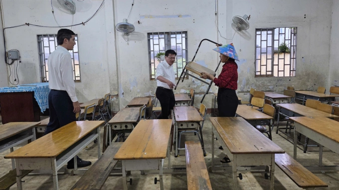 Trường học ở TP HCM dùng bàn ghế tạm cho học sinh