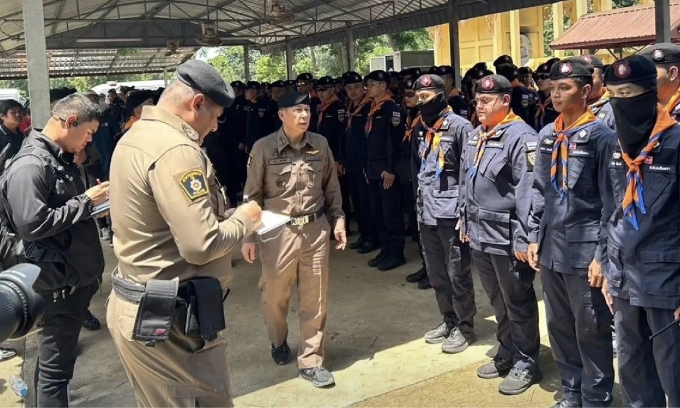 Trung tướng Yingyos Thepjamnong, Tư lệnh Cảnh sát Vùng 2 của Thái Lan, kiểm tra lực lượng chống bạo động đang tập trung tại tỉnh Sa Kaeo ngày 21/9. Ảnh: Nation