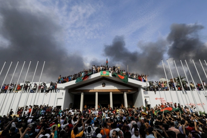 Người biểu tình xông vào Phủ Thủ tướng ở thủ đô Dhaka, Bangladesh, hồi tháng 8/2024. Ảnh: AFP