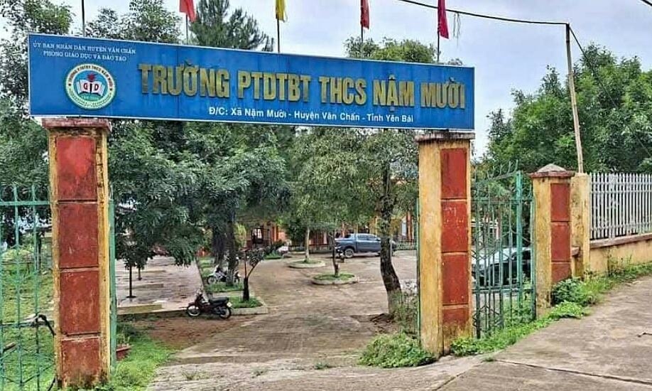 Trụ cổng trường đổ, đè chết anh em ruột