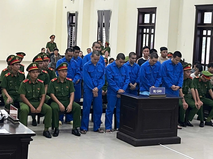 Nhóm bị cáo tại tòa. Ảnh: Nam An