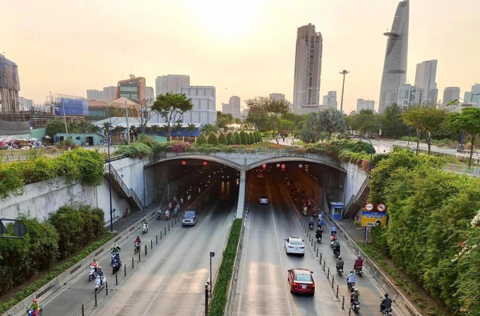 Xe chạy qua vượt sông Sài Gòn. Ảnh: Giang Anh