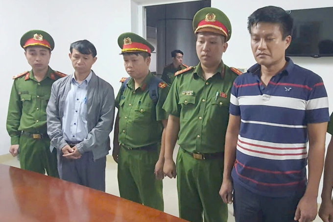 Ông Nguyễn Ngọc Hoàng (trái) và Bùi Ngọc Đức lúc bị bắt. Ảnh: Ngọc Oanh