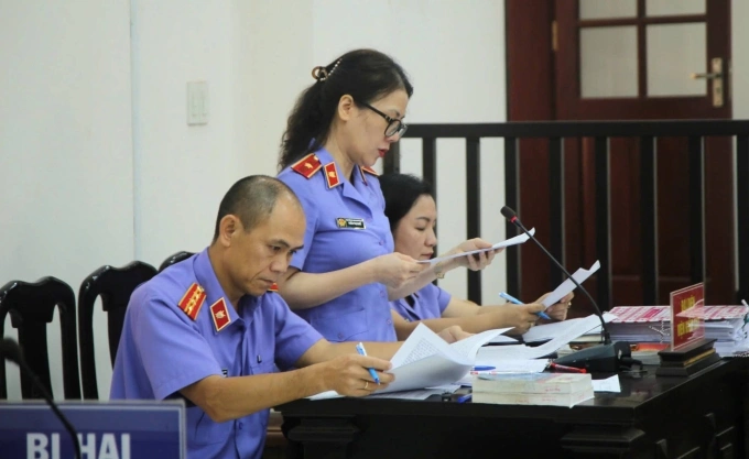 Đại diện VKS công bố cáo trạng. Ảnh: Quốc Thắng