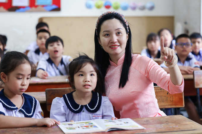 Cô trò trường Tiểu học Bùi Văn Mới, phường Phước Long, tháng 9/2025. Ảnh: Quỳnh Trần