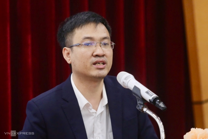 Ông Trương Bá Kiến phân tích về siêu bão Ragasa. Ảnh: Gia Chính