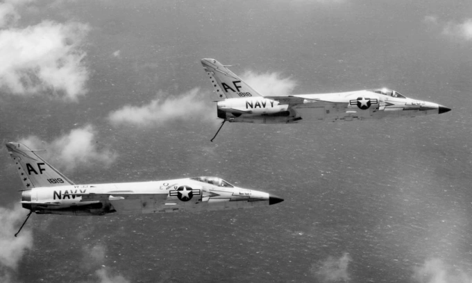 Chiến đấu cơ F11F-1 Tiger của Phi đoàn tiêm kích số 33 của hải quân Mỹ bay hồi năm 1960. Ảnh: Wikimedia