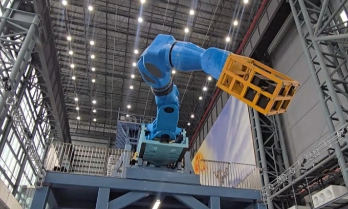 Hệ thống robot trang bị cánh tay robot chính kích thước lớn có thể nâng vật nặng tương đương 10 con voi châu Phi. Ảnh: CGTN