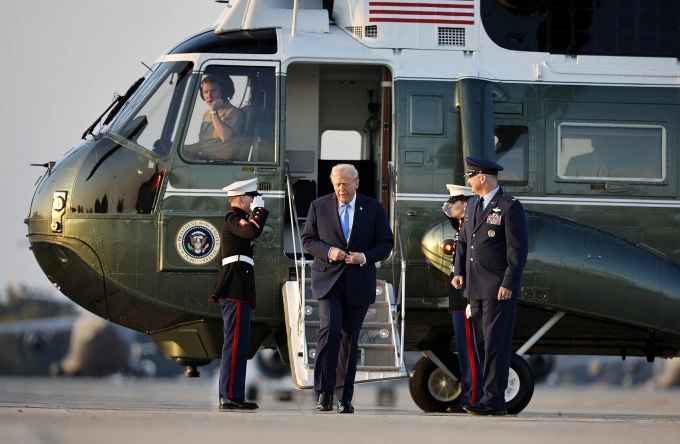 Tổng thống Mỹ Donald Trump rời chuyên cơ Marine One ở căn cứ Andrews, bang Maryland, ngày 22/9. Ảnh: AFP
