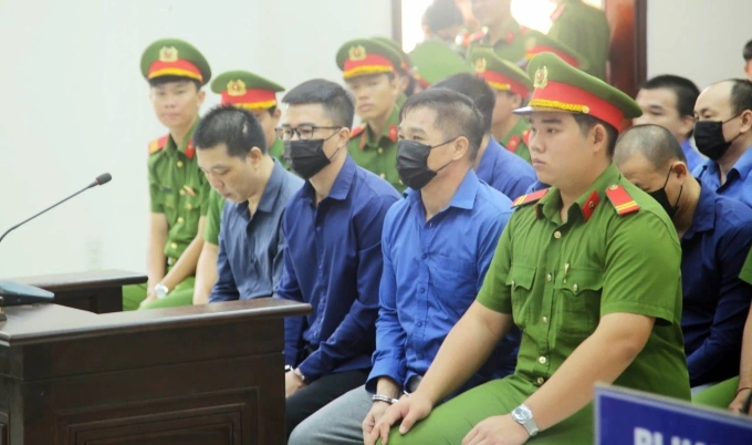 Bình Kiểm hàng đầu (thứ hai bên trái) và các bị cáo tại tòa. Ảnh: Quốc Thắng