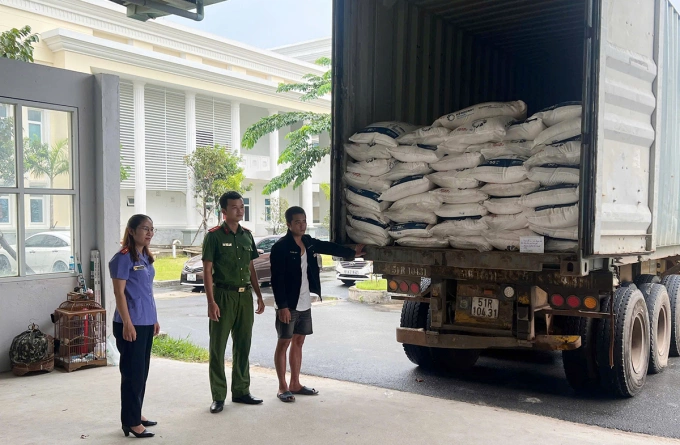 Bùi Xuân Trọng và tang vật trên xe. Ảnh: Công an cung cấp