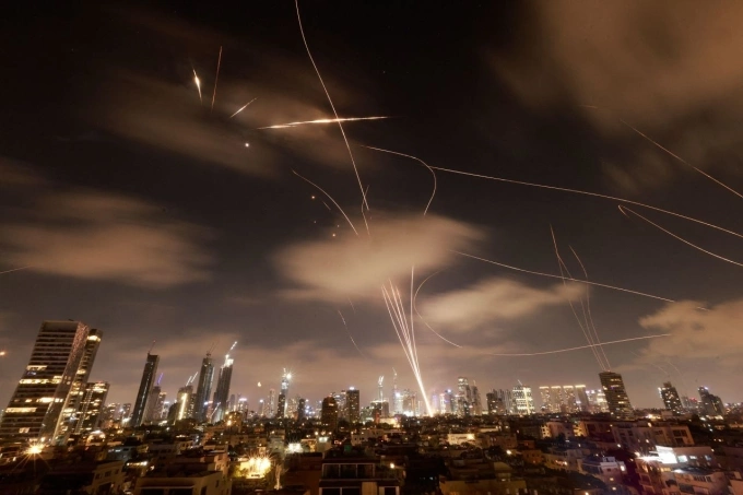 Hệ thống phòng không Israel đánh chặn tên lửa Iran trên bầu trời Tel Aviv ngày 18/6. Ảnh: AFP