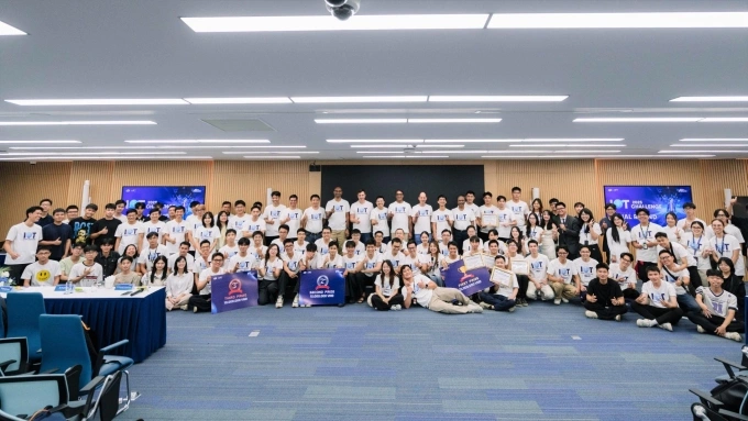 Thí sinh tham gia Chung kết IoT Challenge 2025. Ảnh: FPT