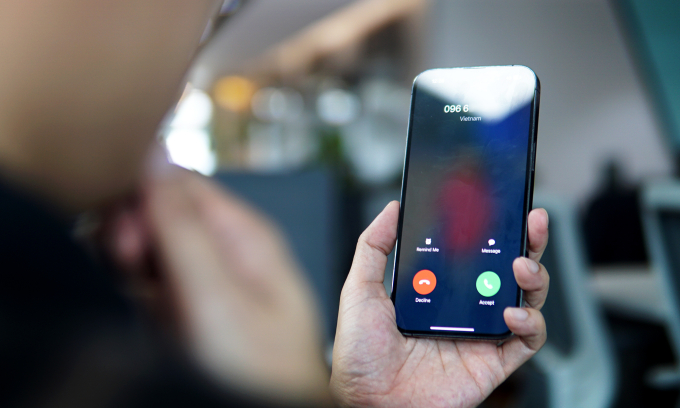 Một người đang nghe điện thoại. Ảnh: Lưu Quý