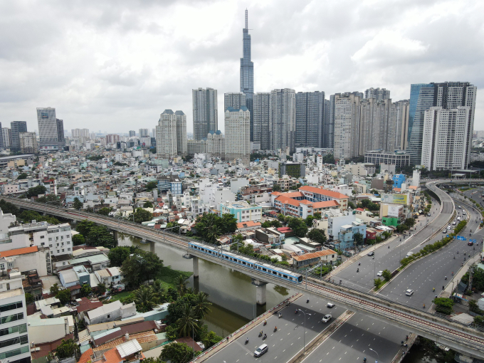 Metro chạy qua khu vực trung tâm TP HCM. Ảnh: Thanh Tùng