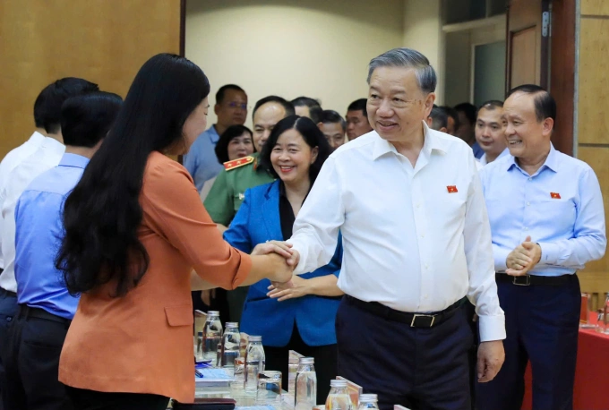 Tổng Bí thư Tô Lâm cùng các đại biểu tham dự buổi tiếp xúc cử tri. Ảnh: Hoàng Phong