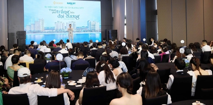 Gần 200 khách mời có mặt tại sự kiện giới thiệu Blanca City tại Sun Gallery Tay Ho. Ảnh: Sun Group