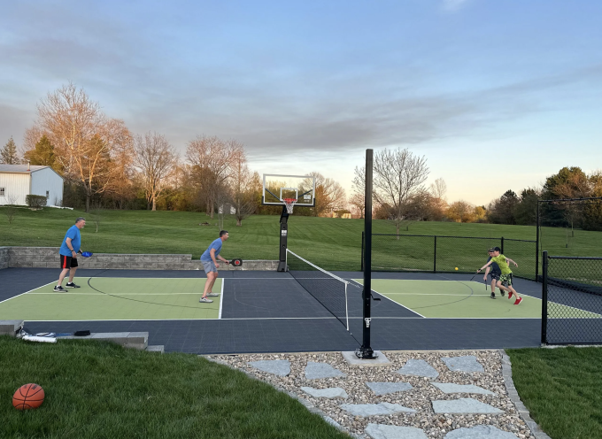 Trận pickleball diễn ra ngay trong khuôn viên sân sau của nhà, cách nhiều gia đình biến không gian ngoài trời thành nơi vận động và gắn kết. Ảnh: sportcourt