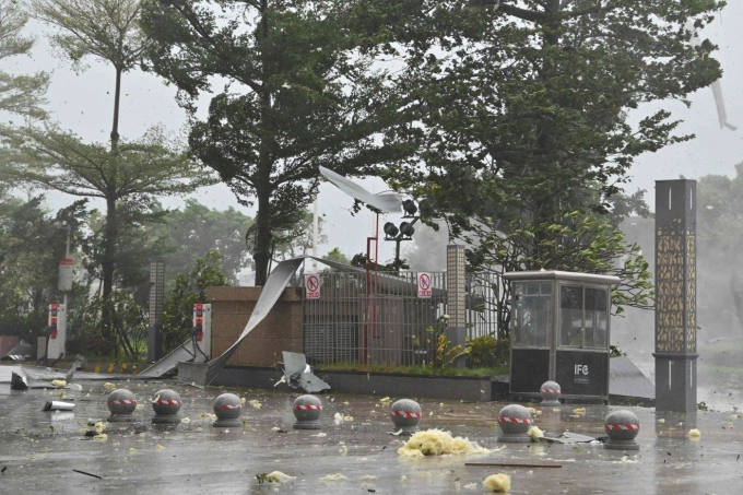 Các tấm tôn bị gió thổi bay trên đường phố Dương Giang khi bão Ragasa đổ bộ. Ảnh: AFP