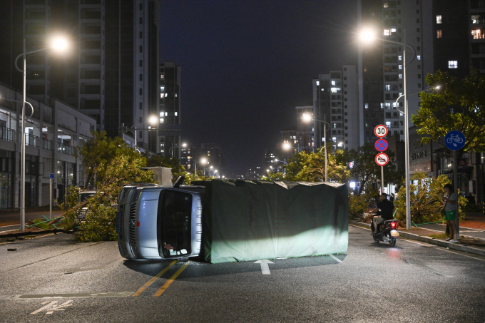 Xe tải bị lật do bão Ragasa ở thành phố Dương Giang, tỉnh Quảng Đông ngày 24/9. Ảnh: AFP