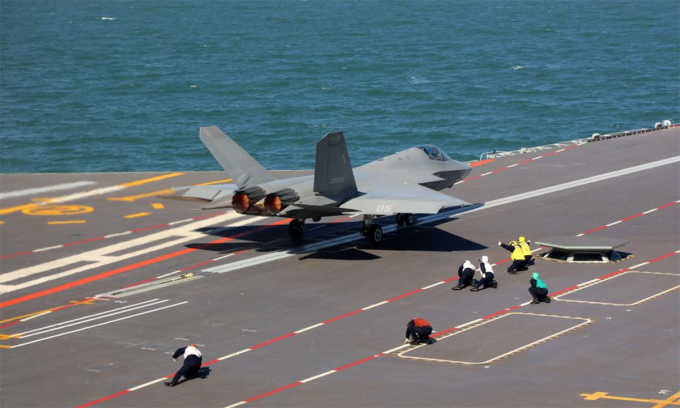 Tiêm kích hạm J-35 cất cánh từ tàu sân bay Phúc Kiến trong ảnh công bố hôm 22/9. Ảnh: Xinhua