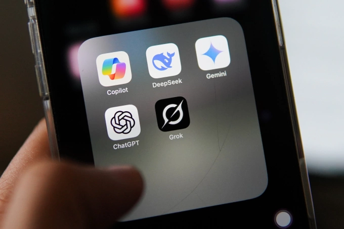 Các ứng dụng AI phổ biến Copilot, DeepSeek, Gemini, ChatGPT, Grok. Ảnh: Lưu Quý