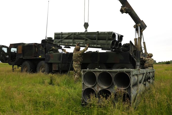 Pháo binh Mỹ tham gia cuộc tập trận Thanh gươm Bảo vệ lần thứ 25 tại Romania, ngày 9/6. Ảnh: US Army