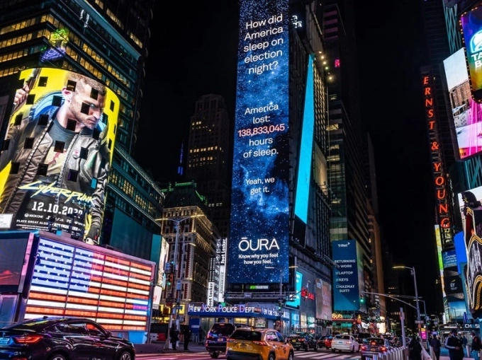 Biển quảng cáo của Oura tại Quảng trường Thời đại, New York, năm 2020. Ảnh: Ad Age/Oura