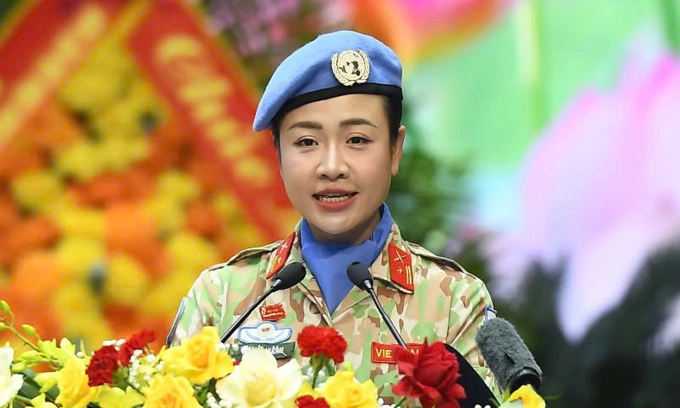 Thiếu tá Vũ Nhật Hương- nữ sĩ quan truyền thông đầu tiên của Cục Gìn giữ hòa bình Việt Nam làm nhiệm vụ tại Liên Hợp Quốc, chia sẻ tại Đại hội chiều 24/9. Ảnh: Hoàng Phong