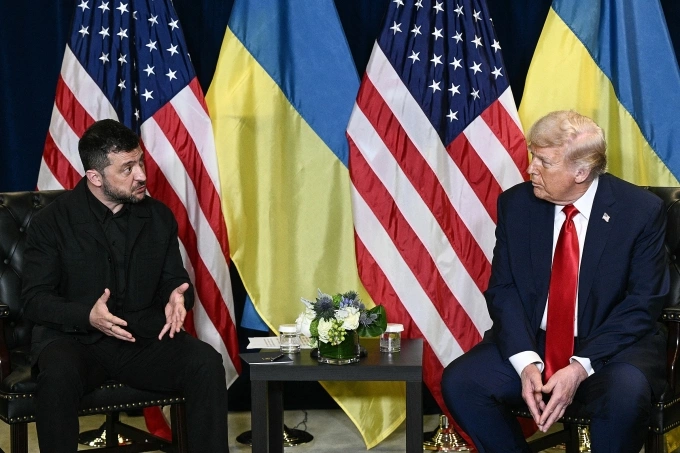 Tổng thống Mỹ Donald Trump (phải) gặp Tổng thống Ukraine Volodymyr Zelensky tại trụ sở Liên Hợp Quốc ở New York ngày 23/9. Ảnh: AFP