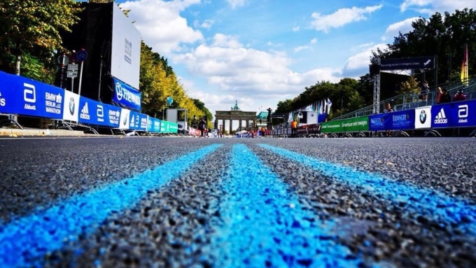 Blue line - vạch kẻ báo hiệu cung đường tối ưu nhất cho VĐV tại Berlin Marathon. Ảnh: Run ABC