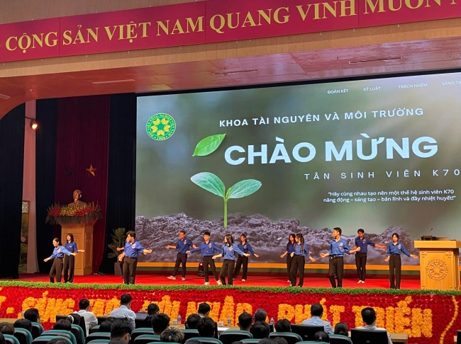 Sinh viên biểu diễn văn nghệ trong sự kiện của khoa Tài nguyên và môi trường. Ảnh: Học viện Nông nghiệp