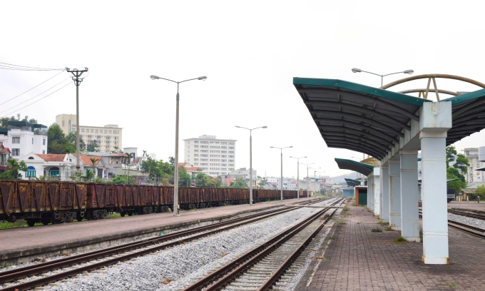 Ga Hạ Long trên tuyến đường sắt Yên Viên - Hạ Long. Ảnh: Phạm Chiểu