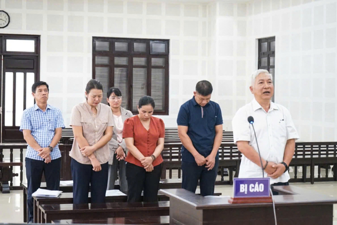 Bị cáo Trương Hoàn Lạc (đứng trước) và các đồng phạm tại tòa. Ảnh: Định Em