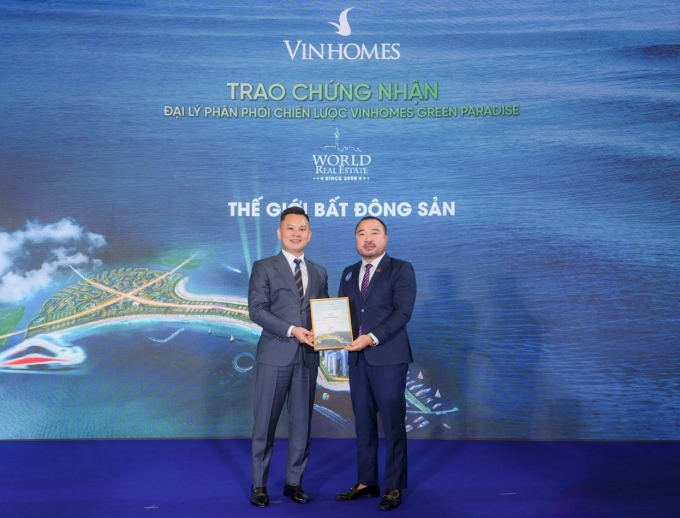 Lễ trao chứng nhận đại lý phân phối chiến lược Vinhomes Green Paradise cho Thế Giới Bất Động Sản. Ảnh: TGBĐS