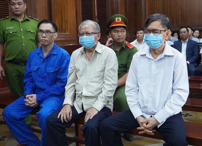 Ông Huỳnh Thế Năng (phải), Nguyễn Thọ Trí (giữa) và Đinh Trường Chinh tại tòa. Ảnh:Hải Duyên